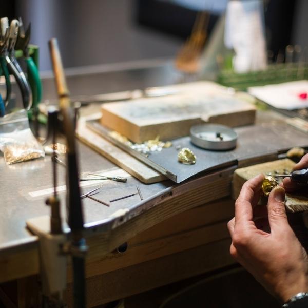 Dein Schmuck ist in den Händen von top ausgebildeten Schweizer Galvanik Spezialisten, die Prüfungsabnehmer in ihrem Fach sind.