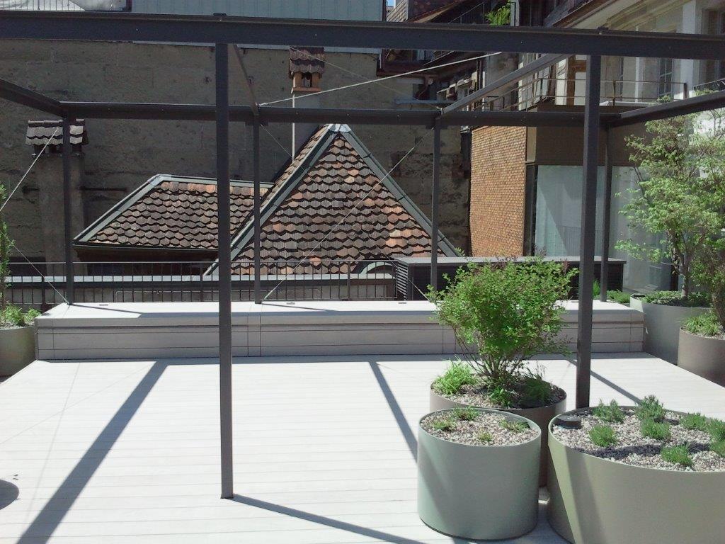 Terrassendeck und Sitzbank mit Stauraum